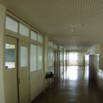 『母校にあった世にも恐ろしい装置』と投稿された一枚の画像。・・・確かに、、!