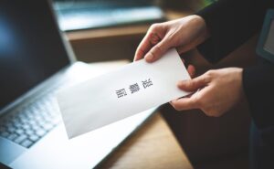 仕事ができないので小馬鹿にしてた先輩が退職。理由を聞いたら・・・動揺を隠せない。