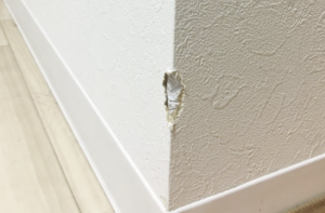 破けた、穴が空いたクロス壁が元どおりに？！→模様ごと修復してくれる魔法のようなアイテムが凄すぎた！