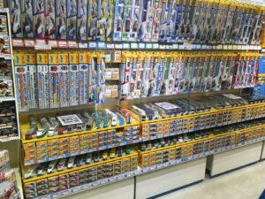 プラレール売り場で買う買わない論争勃発中の親子。子「これ買って！」親「ダメ！」子「なんで？」→この後のやりとりに思わず吹き出した（笑）