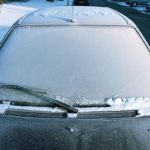 今こそ知って欲しい・・!フロントガラスが凍ってる時、たったこれだけで簡単に氷がなくなる方法が話題!