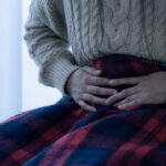 「鎮痛剤は飲まない方がいい」と母親に言われ耐え続けていた女性。→その理由に唖然・・・