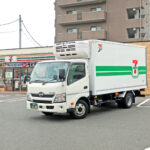 コンビニで納品中のトラックを指差し、父親が子供に放った言葉に愕然とした話・・・