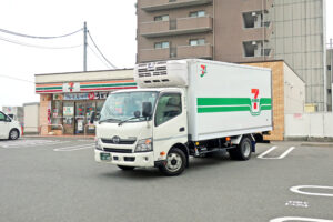 コンビニで納品中のトラックを指差し、父親が子供に放った言葉に愕然とした話・・・