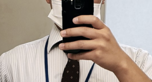 勤務中に女性のナースに突然「中、見えちゃってますよ？」と指摘された男性。その姿がこちら・・・