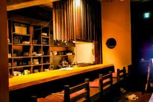 女性2人で飲んでいたら隣の席のおじさんがなにやらチラチラこちらを見ている。何かと思ったら・・・え？！