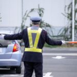 夜道を歩いていたら『反射ベスト』を着た警備員に遭遇。→近くを通りかかると・・・え！？
