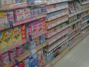 薬局で粉ミルクを見ていたら知らないおじさんに「母親なんだからおっぱいで育てろよ｣と言われたので・・こう言い返してやった！！