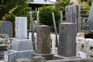 昔の子供が『お墓で遊ぶな』と言われていたのは・・・→その理由に背筋が凍った。