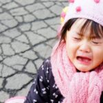 駅前に置き去りにされた小学校入学前の女の子に助けを求められた女性。→手を差し伸べることはせず意外な行動をとった女性に賞賛の声!
