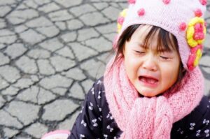 駅前に置き去りにされた小学校入学前の女の子に助けを求められた女性。→手を差し伸べることはせず意外な行動をとった女性に賞賛の声！