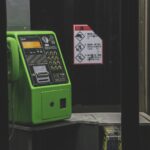 夜中に見たら絶対ビビる・・・電話ボックスにくっついていたものとは?!
