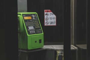 夜中に見たら絶対ビビる・・・電話ボックスにくっついていたものとは？！