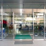 産婦人科病棟のガラスの自動扉を隔てて、車椅子に乗ったお母さんと面会した5歳くらいの男の子。→見送った後、男の子がとった行動に感極まる・・・