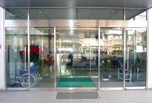 産婦人科病棟のガラスの自動扉を隔てて、車椅子に乗ったお母さんと面会した５歳くらいの男の子。→見送った後、男の子がとった行動に感極まる・・・