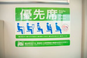 突然見知らぬ人に怒鳴られた、優先席に座っていた妊婦さん。その暴言の内容に絶句・・・