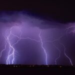 雷が離れた場所に落ちたにも関わらず感電した男性。→その原因にゾッとした。「こんな事もあるんだ・・・」
