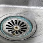 汚水が排水溝から溢れ出すというトラブルに見舞われたマンション。→床を剥がして調べてみると・・原因となっていたのは『意外すぎるアレ』だった!