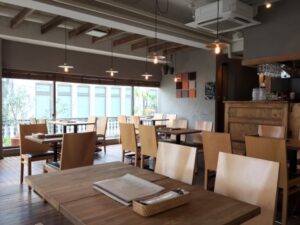 昼間のカフェで見知らぬおばさんに「旦那が働いてる時間にコーヒー飲んで良いご身分ね」と嫌味を言われた女性はこう返した・・・！