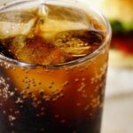 「炭酸の抜けたコーラも、炭酸メーカーならば息を吹き返すのでは?」と思いついた投稿者さん。→試した結果・・・