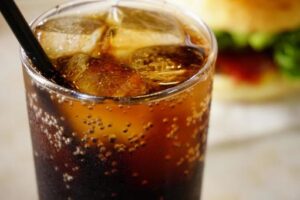 「炭酸の抜けたコーラも、炭酸メーカーならば息を吹き返すのでは？」と思いついた投稿者さん。→試した結果・・・