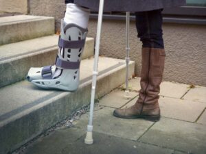 交通事故に遭って松葉杖の生活になったとき、お医者さんから告げられた『思わぬ注意』にゾッとした話