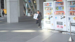 大学の卒業をネットで報告した男性。その斬新な報告写真に腹筋崩壊（笑）