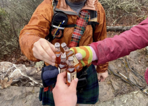 瓶は４つあるのに一人足りない・・・？！→意味がわかるとハッとする画像が話題！