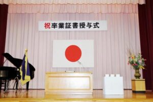 卒業式の日、クラスで1番目立ってた女の子が最後の挨拶で号泣しながら放った『言葉』に教室が凍った・・・