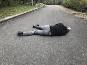 大事な商談に向かう道中、目の前で人がぶっ倒れた。一瞬スルーしたけど、考え直して戻ると・・・