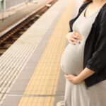 妊婦マークをチラ見して、電車のドアが開いた瞬間急いで席をとったオジサン。その行動に呆れていたら・・・