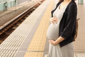 妊婦マークをチラ見して、電車のドアが開いた瞬間急いで席をとったオジサン。その行動に呆れていたら・・・