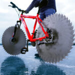 自転車のタイヤを丸ノコに変えて氷の上を走ってみた結果・・・