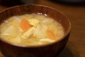 お役立ち♪　味噌を溶かすとき、『あるもの』と一緒に混ぜると一瞬で溶かせるって知ってましたか？