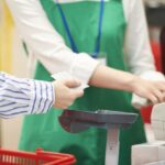 スーパーにて突然しゃがみ込んだレジの店員さん。→一体どうしたのかと思ったら・・・悲しくなる。