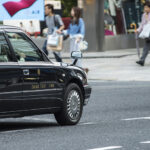 タクシーで酔ってしまった女性に気づいた運転手さん。→その後の対応が神すぎた・・・!