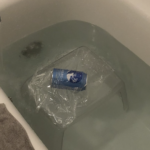 お風呂で『サランラップを被せた缶ビール』を撮影したら・・・「やっっっっっべぇーな!!」