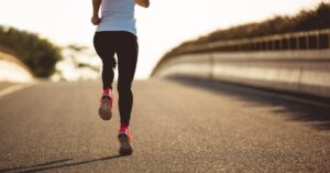 近所をランニング中見知らぬ男に並走された女性。無視していたら・・・