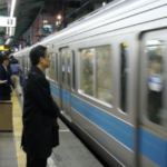 肩叩かれてびっくりして振り返ったら見知らぬ男性に「車両変えた方がいい」と言われた女性。その理由に震え上がった・・・