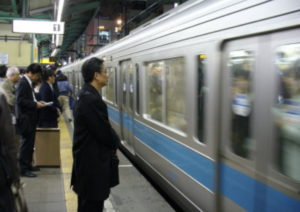 肩叩かれてびっくりして振り返ったら見知らぬ男性に「車両変えた方がいい」と言われた女性。その理由に震え上がった・・・