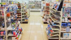 コンビニで生理用品を購入した女性。→新人の外人店員さんがあたふたしながら・・・えっ