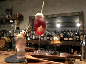 緊急事態宣言で、お酒の提供ができなくなってしまったとあるバーが考えた『新しい営業方法』が斬新だと話題に！「これは行ってみたい！」