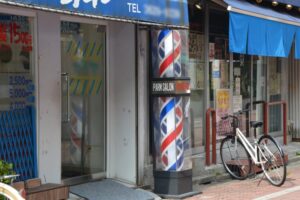 床屋で「ご職業は？」と聞かれたので、「実は殺し屋なんですよ」と言ったら・・・震えた