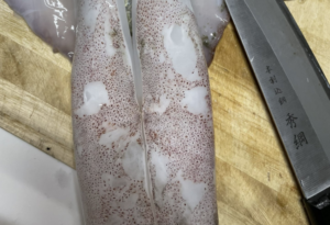 「中から出てきたんだけど！」→ヤリイカを捌いたらなんとそこには・・・えぇぇぇええ！！