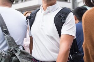 すれ違いざまにわざと肩をぶつけながら歩くおじさん。近づいてきたので構えていたら・・・