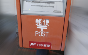 母「ポストってわかる？」子「しってるよ、なんかごろごろかいてあるやつでしょ？」母「…ごろごろ？」→ポストを見たら・・・笑った（笑）