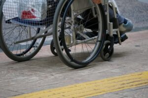 客「車椅子でも大丈夫ですか？」お店「大丈夫です！」→訪れてみると入り口に階段があって・・・