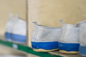 ズタボロのドス黒い上履きに『あのアイテム』を使ったら・・・真っ白ピッカピカに蘇生した！！