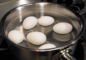 「バケモン生み出してしまった」寝起きでゆで卵を茹でたら・・・ぎぇぇえ！！