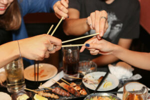 路上に転がって高笑いし続けている若い女性。警察と救急隊に引き渡したら後日・・・